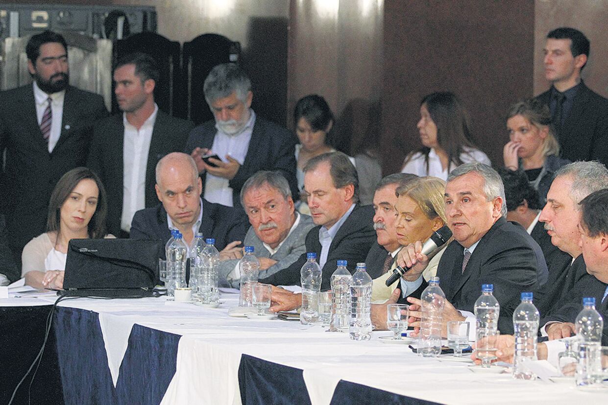 Tres ministros y una docena de gobernadores asistieron ayer a las comisiones de Trabajo y Presupuesto del Senado.