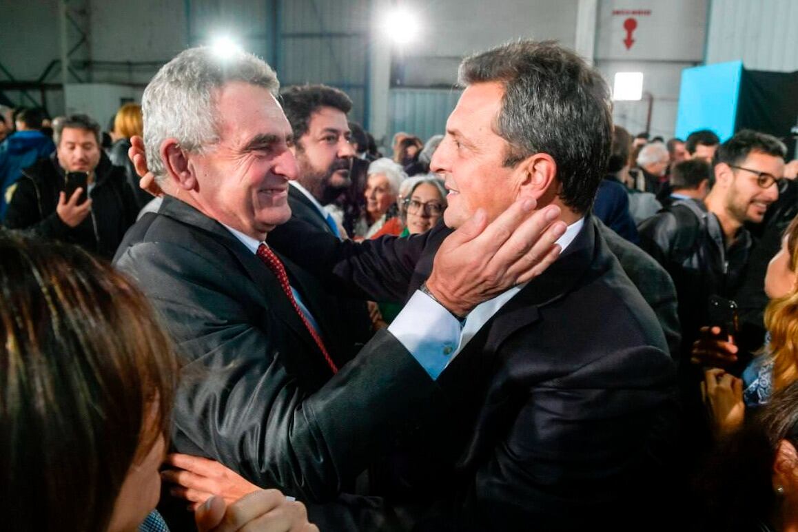 El abrazo entre Agustín Rossi y Sergio Massa durante el acto del lunes en Aeroparque.