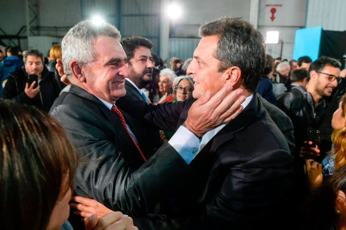 El abrazo entre Agustín Rossi y Sergio Massa durante el acto del lunes en Aeroparque.