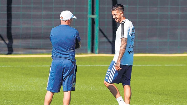 Lanzini ayer junto a Sampaoli, antes de romperse los ligamentos cruzados de su rodilla derecha.