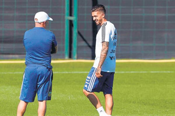 Lanzini ayer junto a Sampaoli, antes de romperse los ligamentos cruzados de su rodilla derecha.