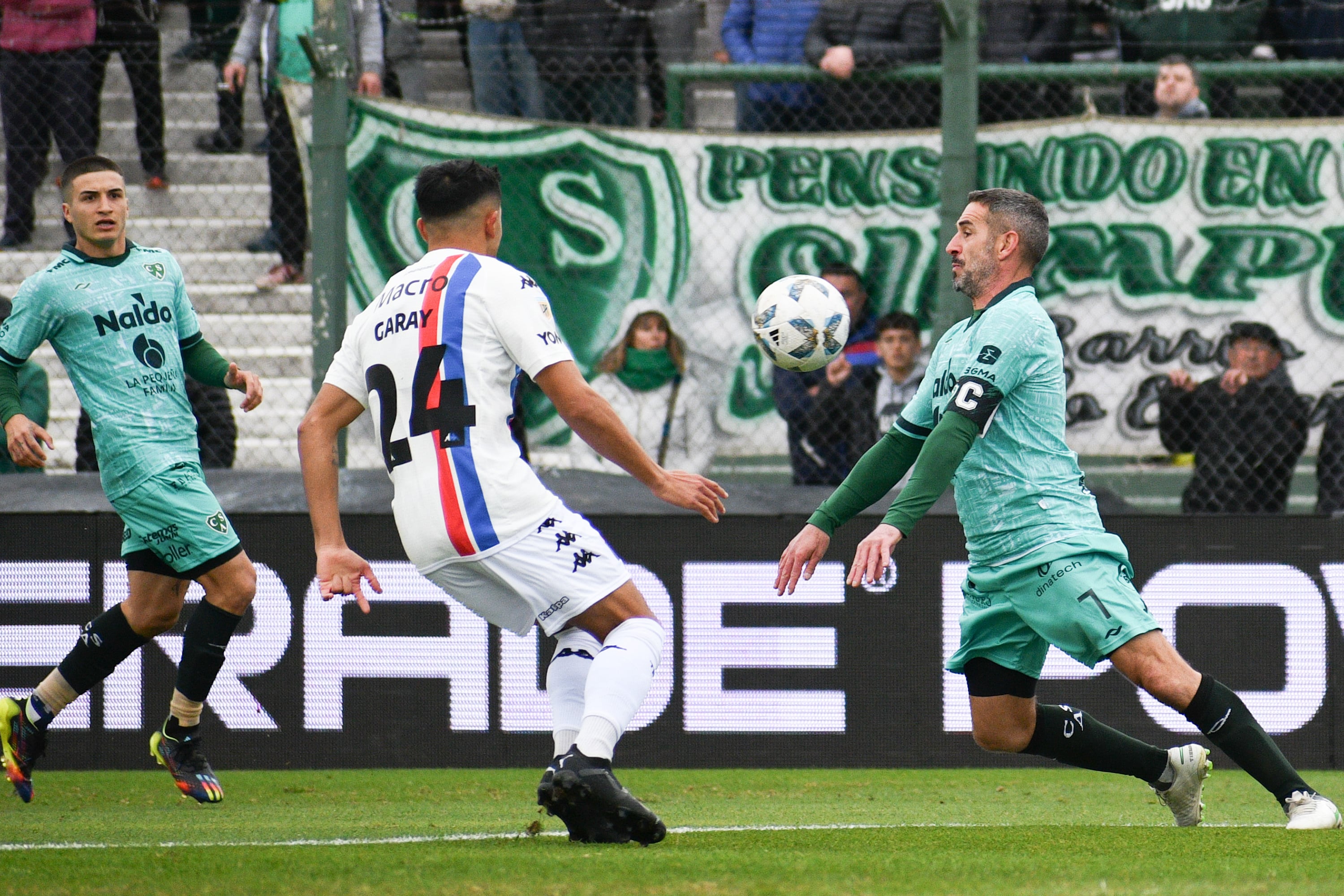 Lisandro López, capitán y líder de Sarmiento, que sumó valiosos puntos en la lucha por la permanencia