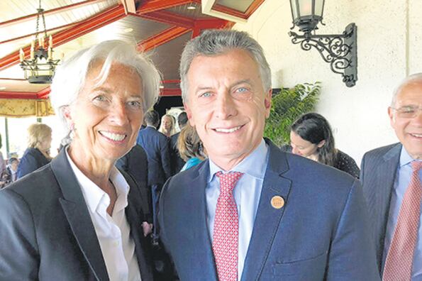 Mauricio Macri junto a la titular del FMI, Christine Lagarde, en la reciente cumbre del G7.