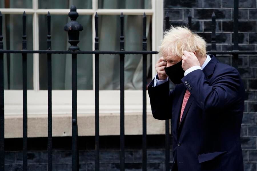 Se espara que Boris Johnson anuncie nuevas medidas de restricción para contener el coronavirus.