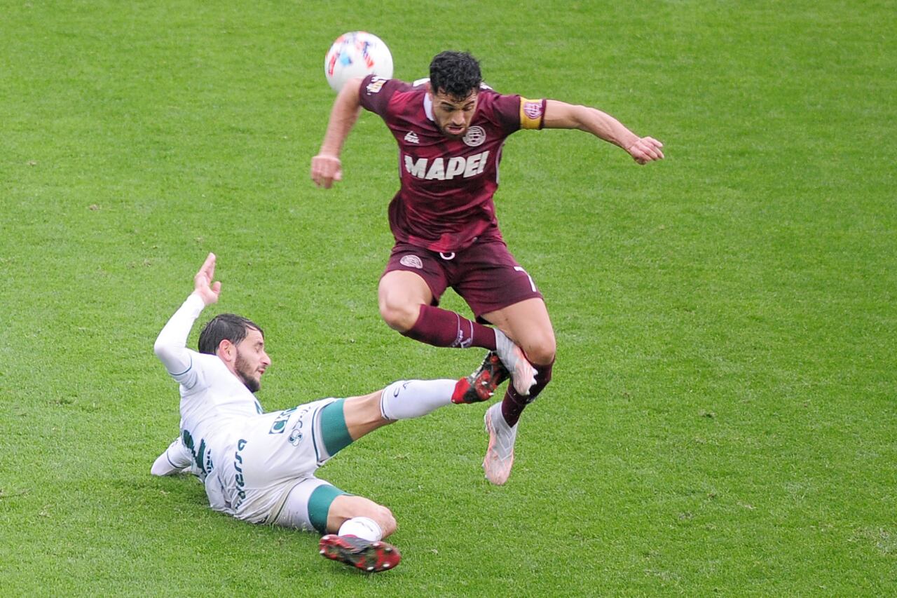 Federico Bravo vs. Lautaro Acosta. La pelota, al fondo