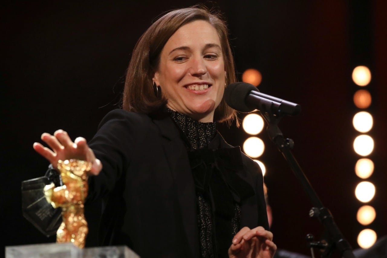 La directora catalana Carla Simón acaricia el Oso de Oro que ganó por "Alcarràs"