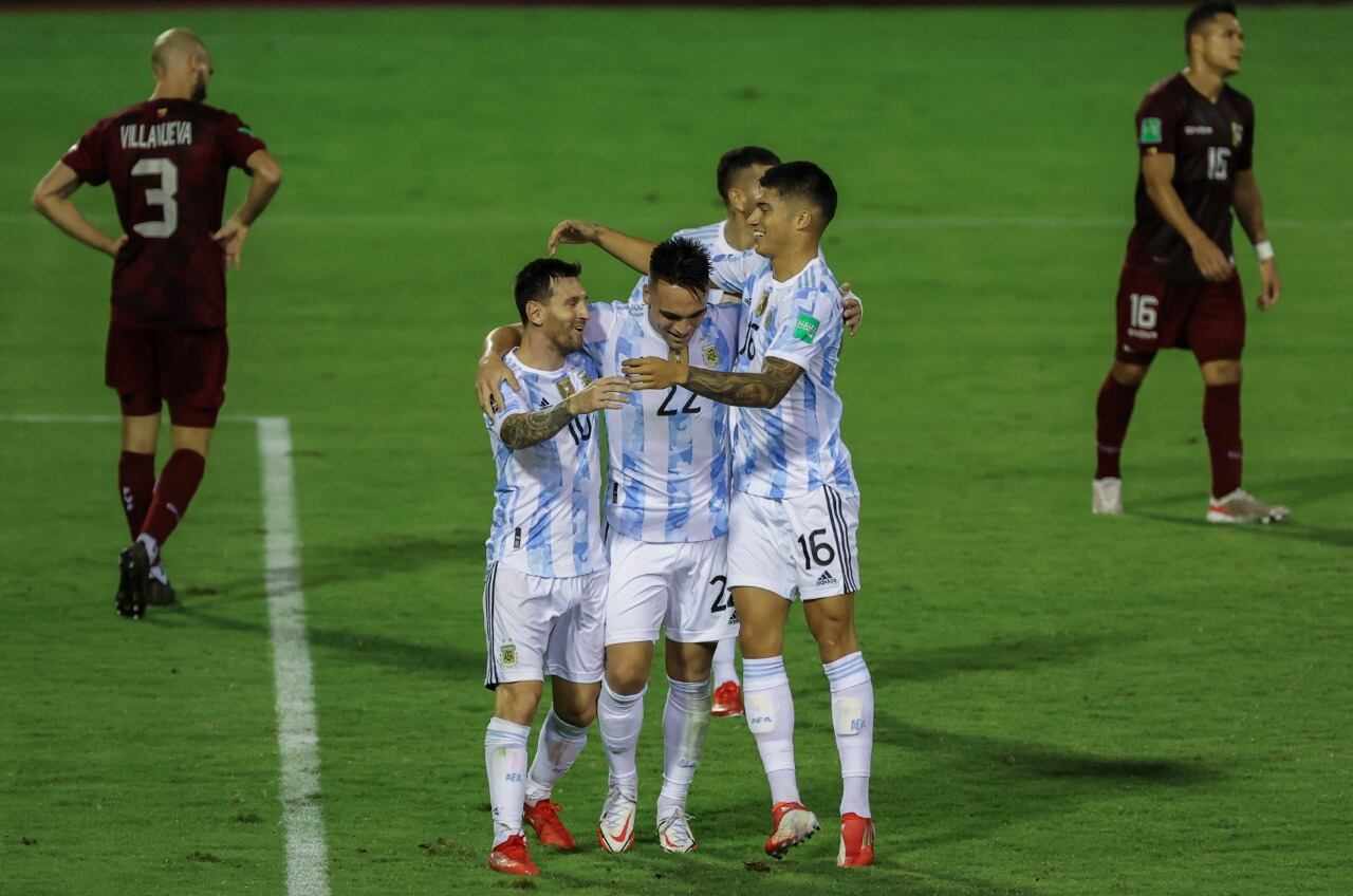 Messi, Joaquín Correa y Lautaro festejan el segundo de Argentina. 