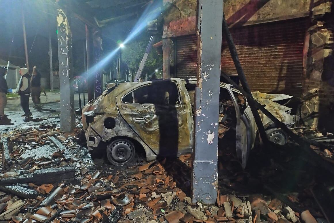 El Onix irreconocible después del choque.