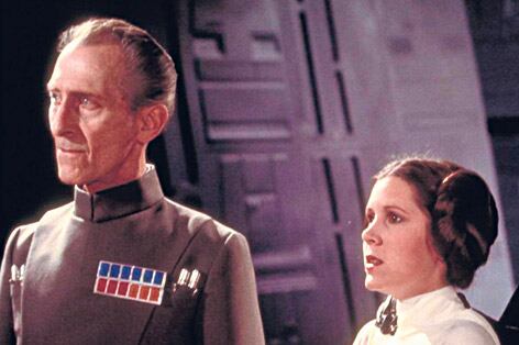 Cushing, Carrie Fisher y el icónico Darth Vader en el Episodio IV de Star Wars, de 1977.