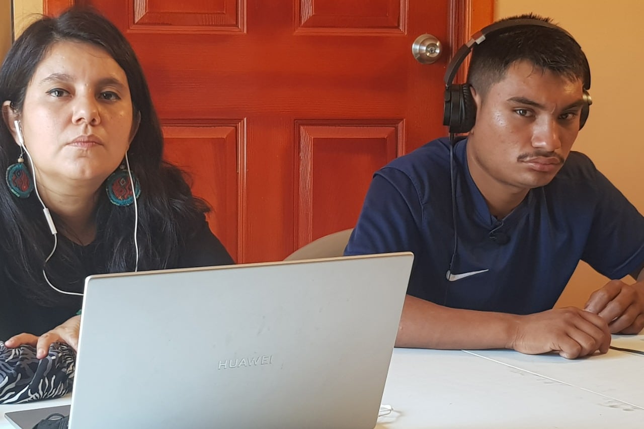 Sara García, de la Colectiva Feminista, y Santo, el hijo mayor de "Manuela" que perdió a su madre a los 9 años.