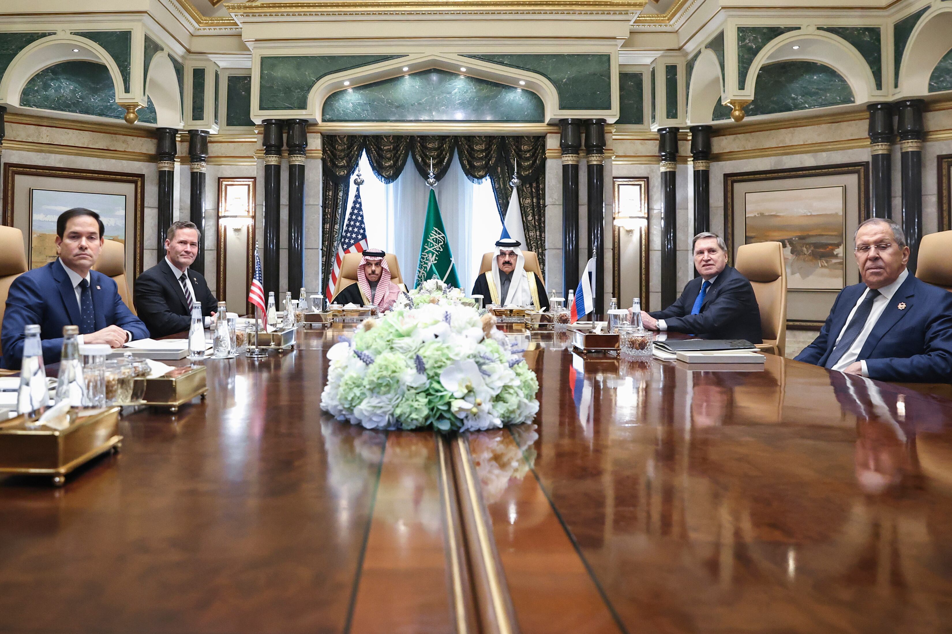 Marco Rubio (izq.) y Serguei Lavrov (der.) en Riad.