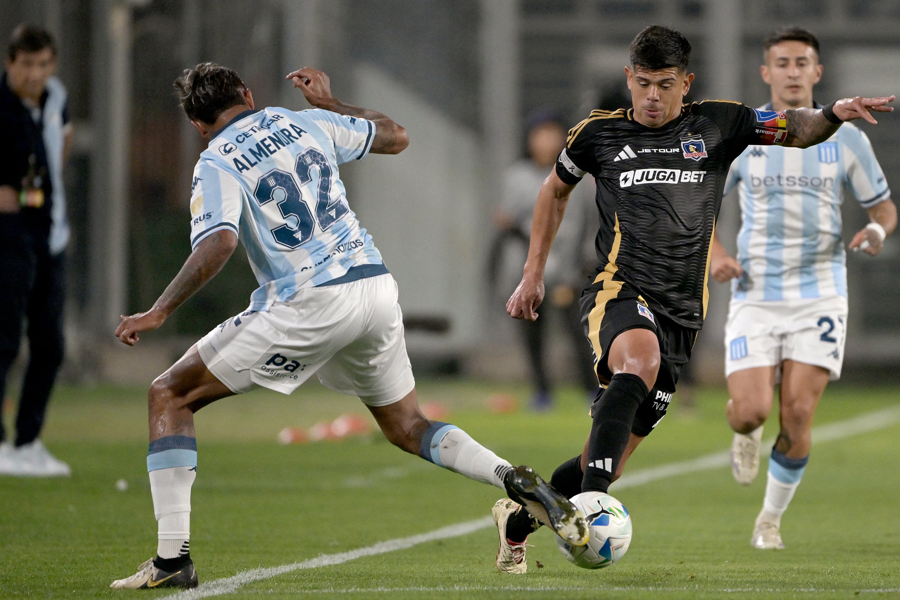 Esteban Pávez elude a Agustín Almendra