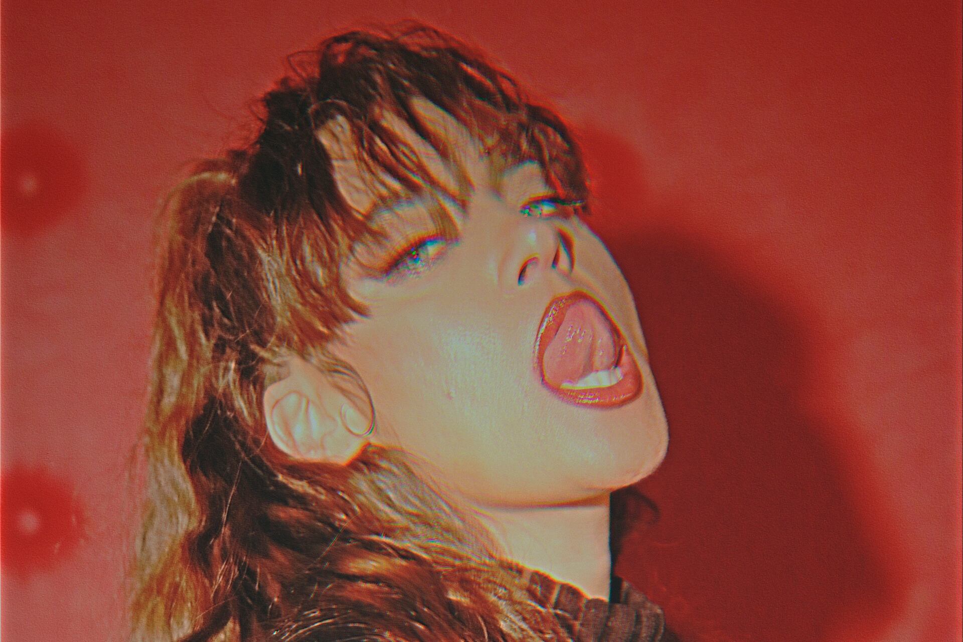 La rapera Sara Hebe empapeló la ciudad y peló video vintagero para el tema Teta, como anticipo de su inminente disco.