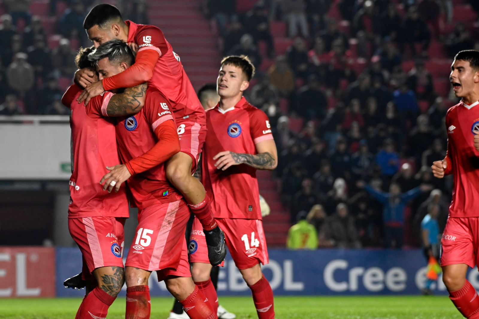 Los jugadores de Argentinos festejan un gol