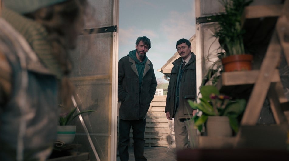 Matthew Goode (a la izquierda) interpreta al detective Carl Morck.