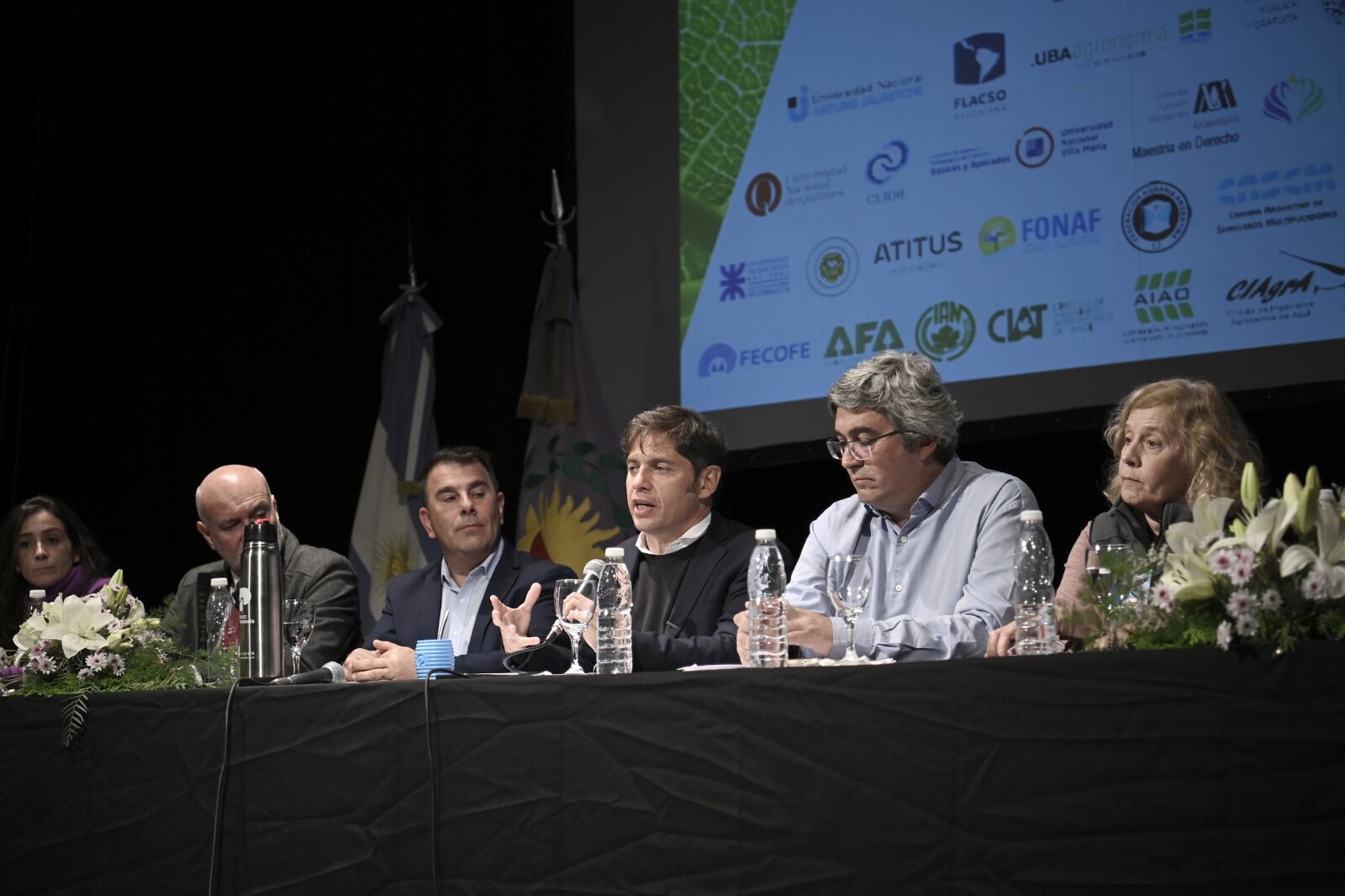 El gobernador Kicillof y el rector Aba (de calva) en el noveno Congreso de Agrobiotecnología.