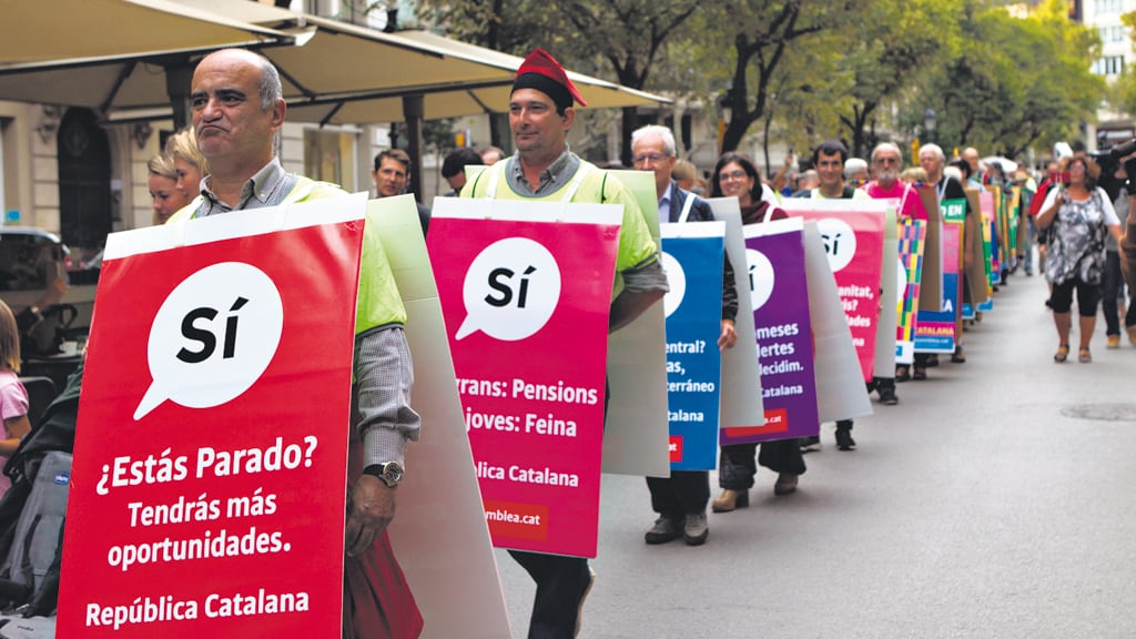 La Asamblea Nacional Catalana celebró un acto en el que algunos de sus miembros se disfrazaron de anuncio a favor del SI a la autodeterminación.