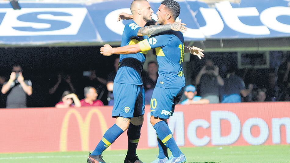 Benedetto se abraza con Tevez, tras el 1-0, de penal.