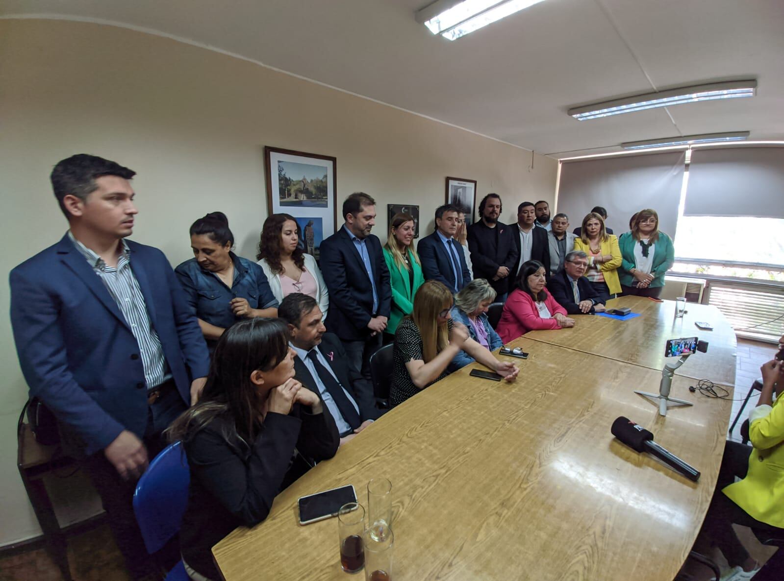 El bloque oficialista hizo declaraciones en rueda de prensa luego de recibir a los trabajadores de salud.