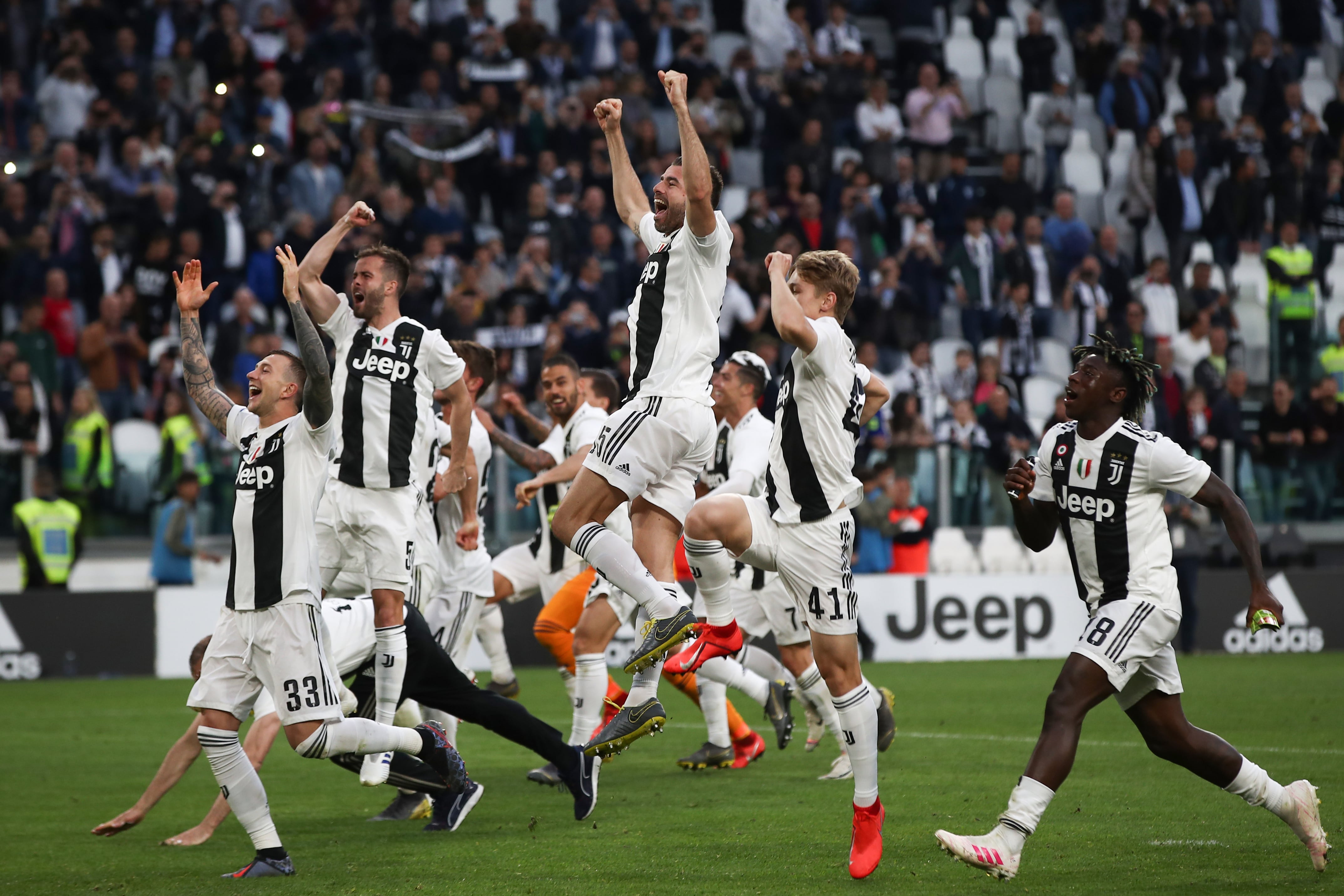 Puño cerrado en alto, Cristiano Ronaldo celebra su primer título en el fútbol italiano.