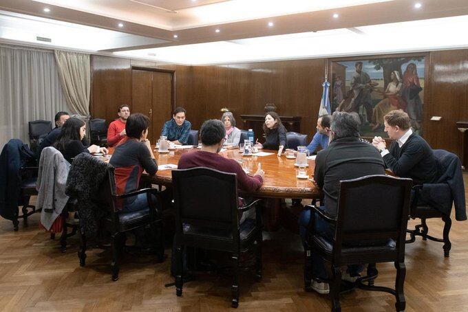 Batakis junto a funcionarios de otras dependencias clave.