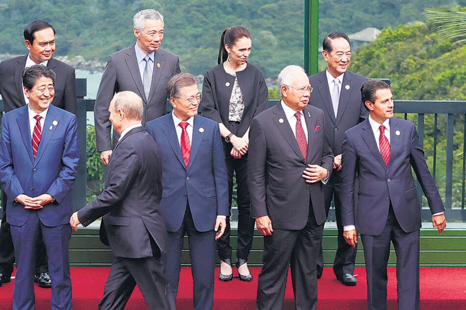 De iz. a der. participaron de la cumbre APEC: Abe, Putin, Jae-in, Rasak, Peña Nieto y Trump, entre otros líderes mundiales.