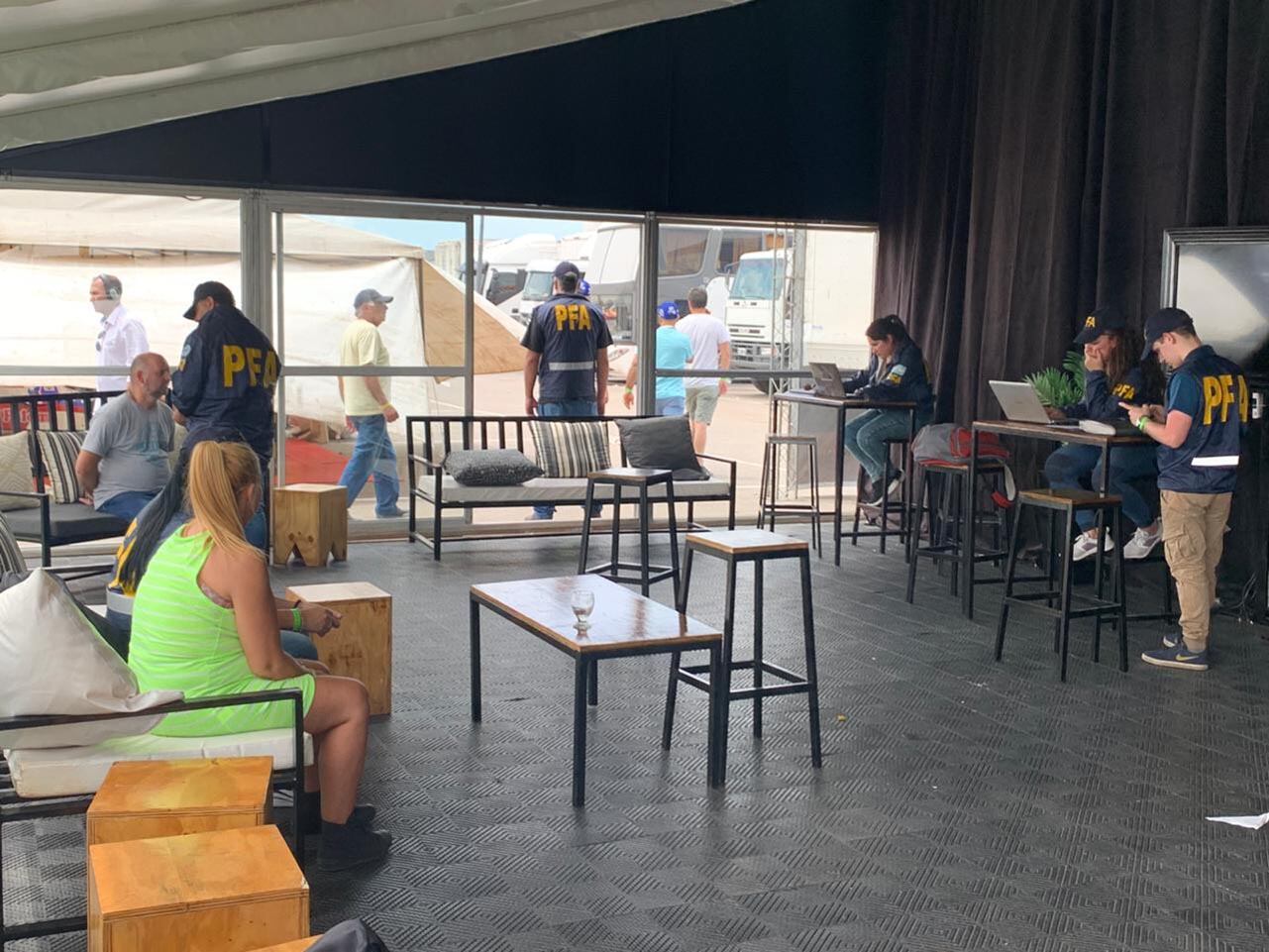 Detenidos en el sector de boxes.