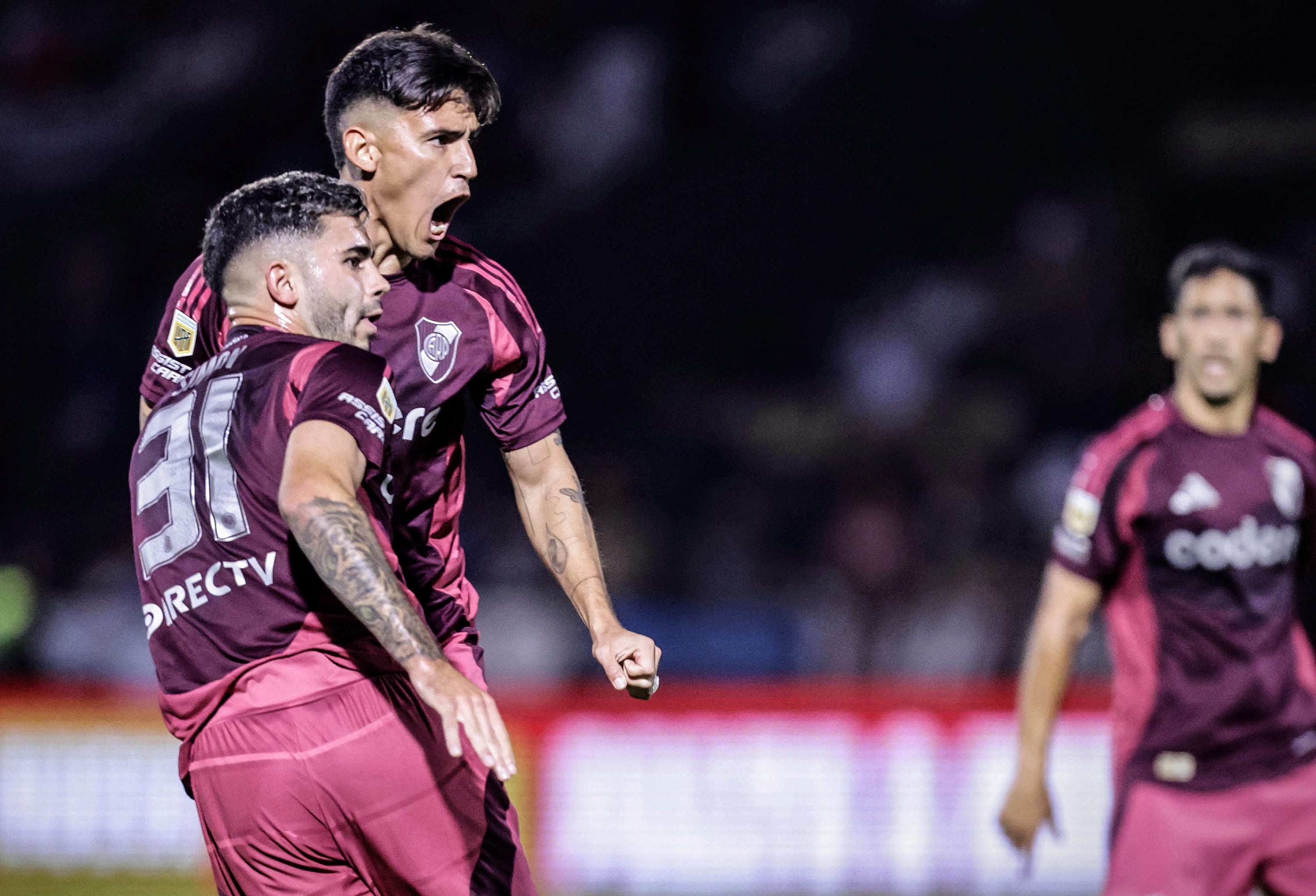 El debutante Matías Rojas celebra un gol con gusto a desahogo.