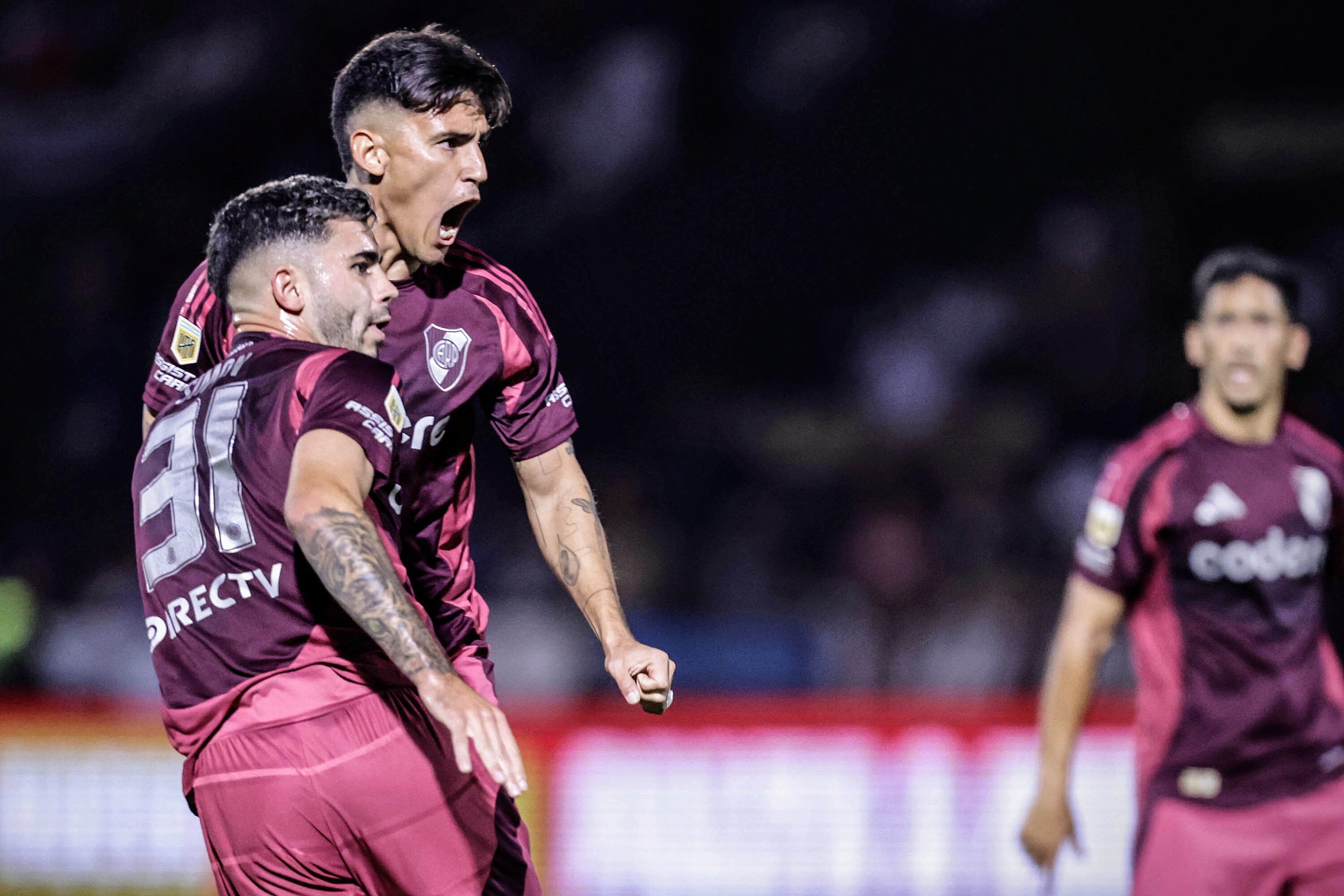 El debutante Matías Rojas celebra un gol con gusto a desahogo.