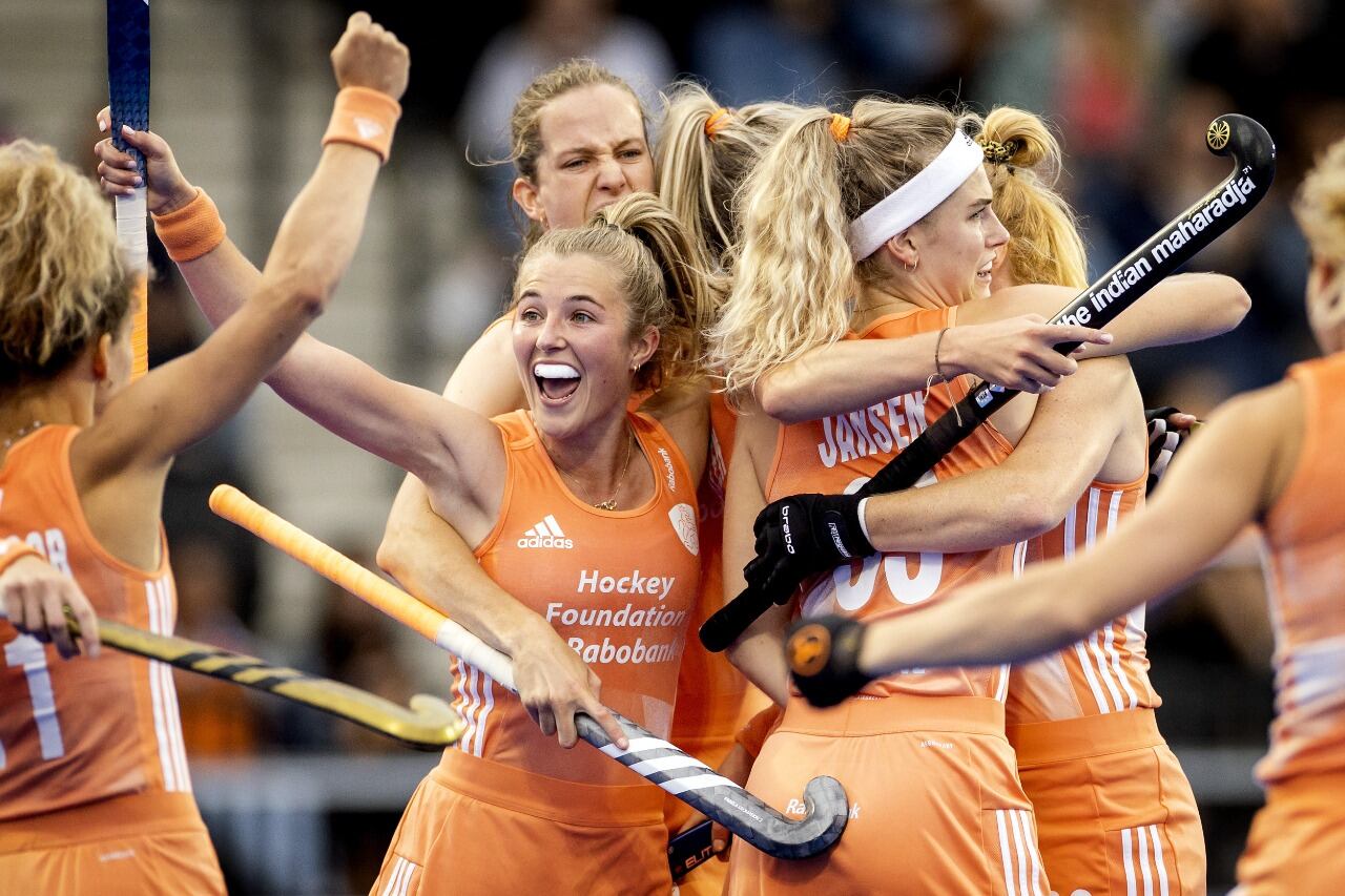 Festejo naranja en el triunfo 3 a 1 sobre Chile por fase de grupos