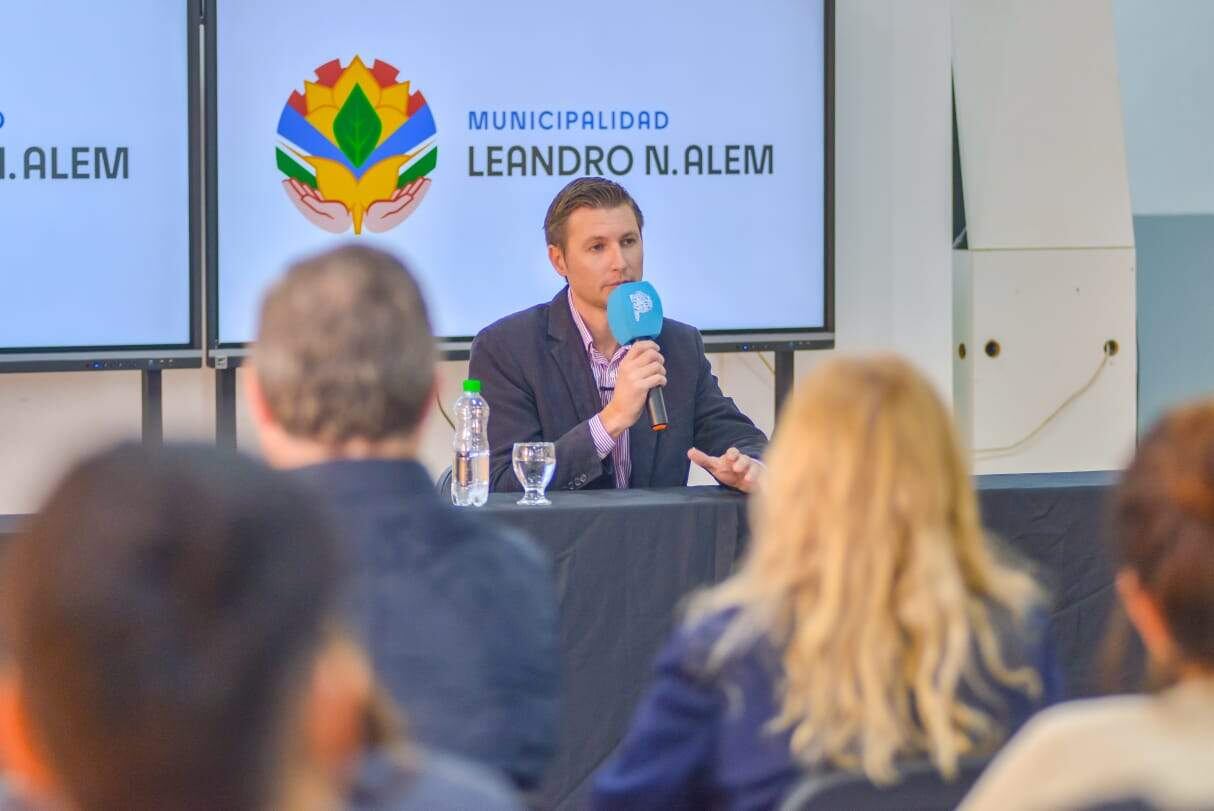 Carlos Ferraris, intendente de Leandro N. Alem,  durante los anuncios. 