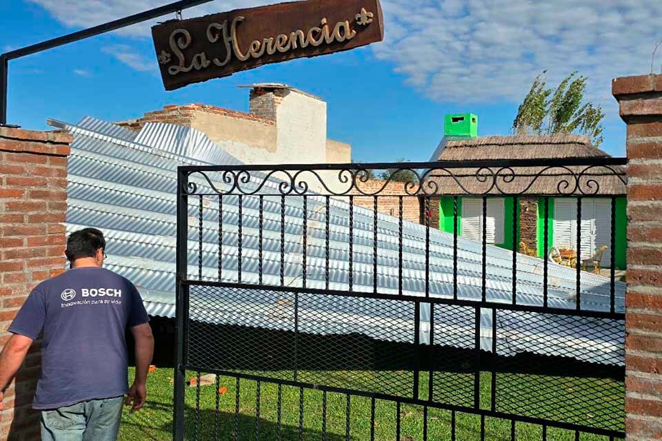 Fuertes vientos provocaron voladuras de techos. 