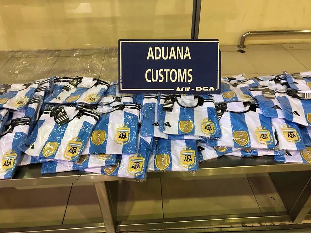 Al viajero que traía las camisetas, que quedó en libertad, podría caberle una multa de $18 millones. (Foto: AFIP-DGA)
