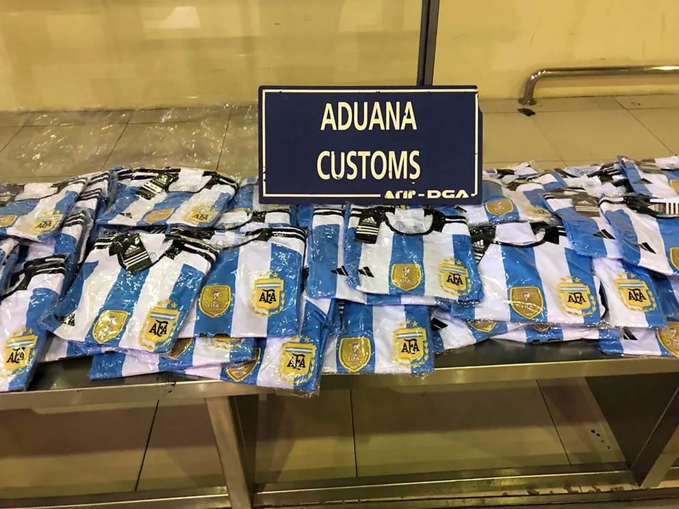 Al viajero que traía las camisetas, que quedó en libertad, podría caberle una multa de $18 millones. (Foto: AFIP-DGA)