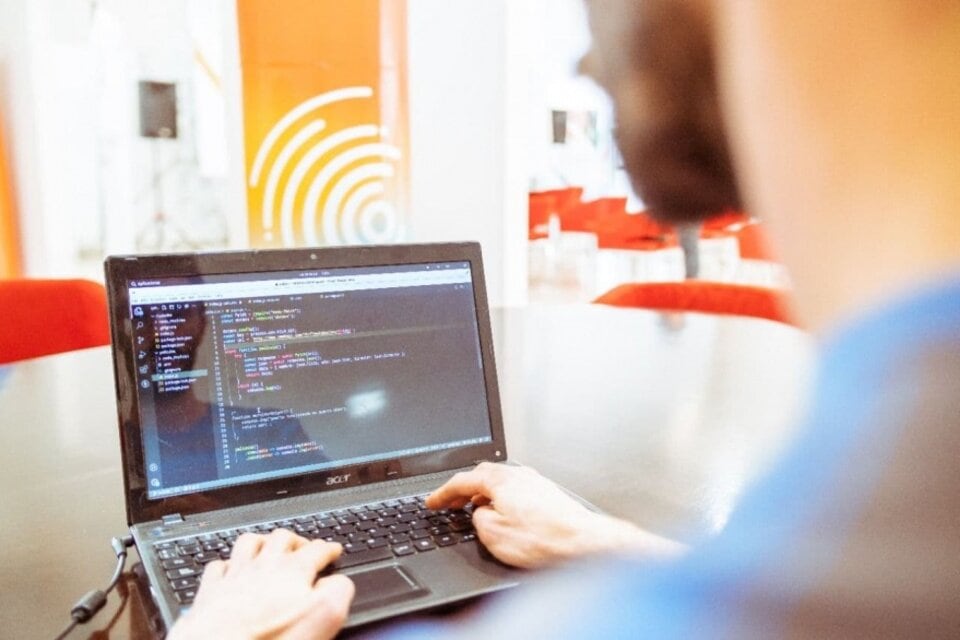 A través del plan Argentina Programa, el Gobierno busca capacitar a 70 mil personas en el área de desarrollo de software. Imagen: Pixabay.