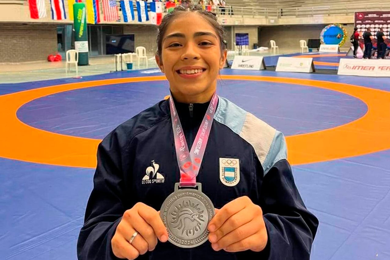 Maia Cabrera muestra la medalla de plata de los Panamericanos U20 en Santiago 2023