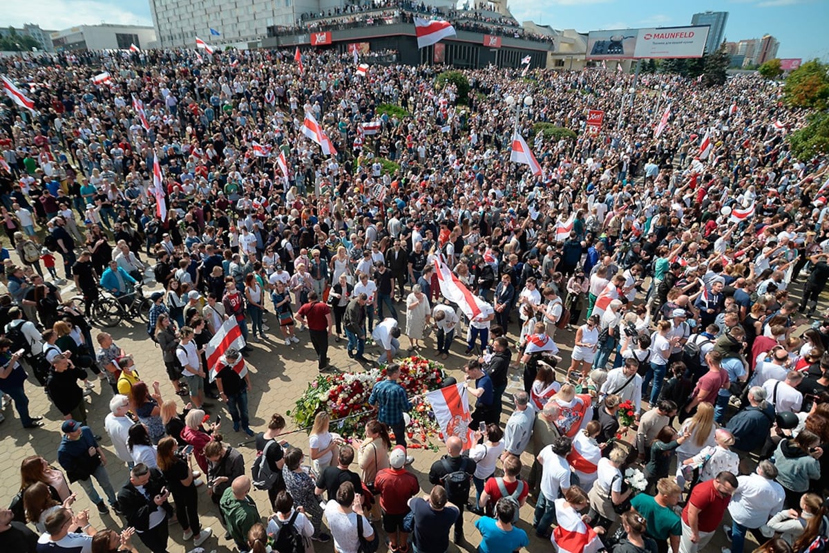 Bielorrusos protestan este sábado en Minsk, en el lugar donde murió un manifestante esta semana