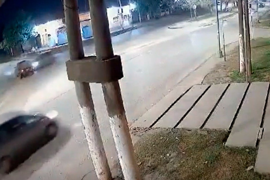 Las cámaras de seguridad grabaron el violento choque.