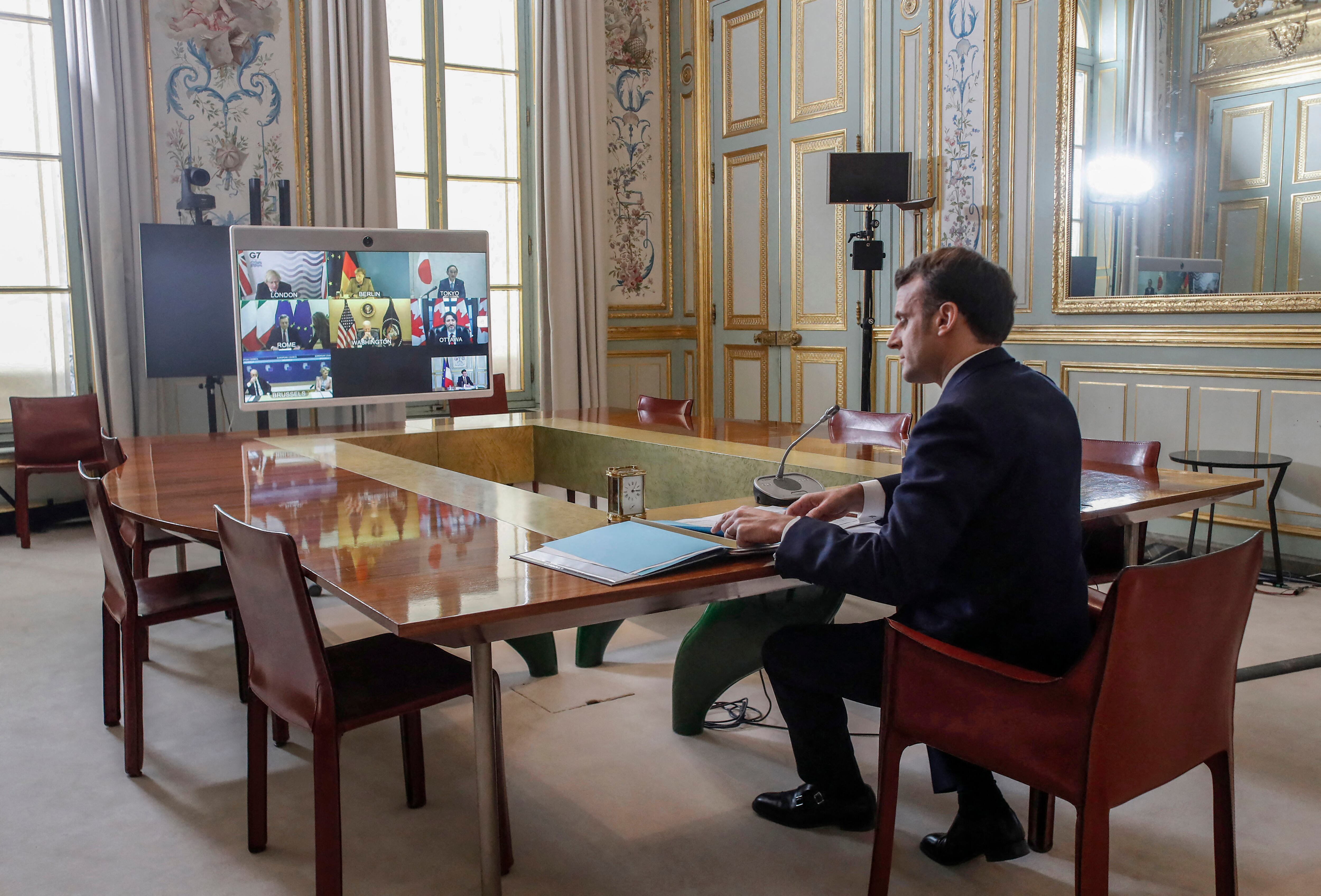 El presidente de Francia participando de la reunión virtual.