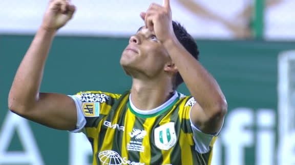 Ramiro Enrique, hijo del campeón con Argentina en México '86, celebra el 2-2 final entre Banfield y Estudiantes.