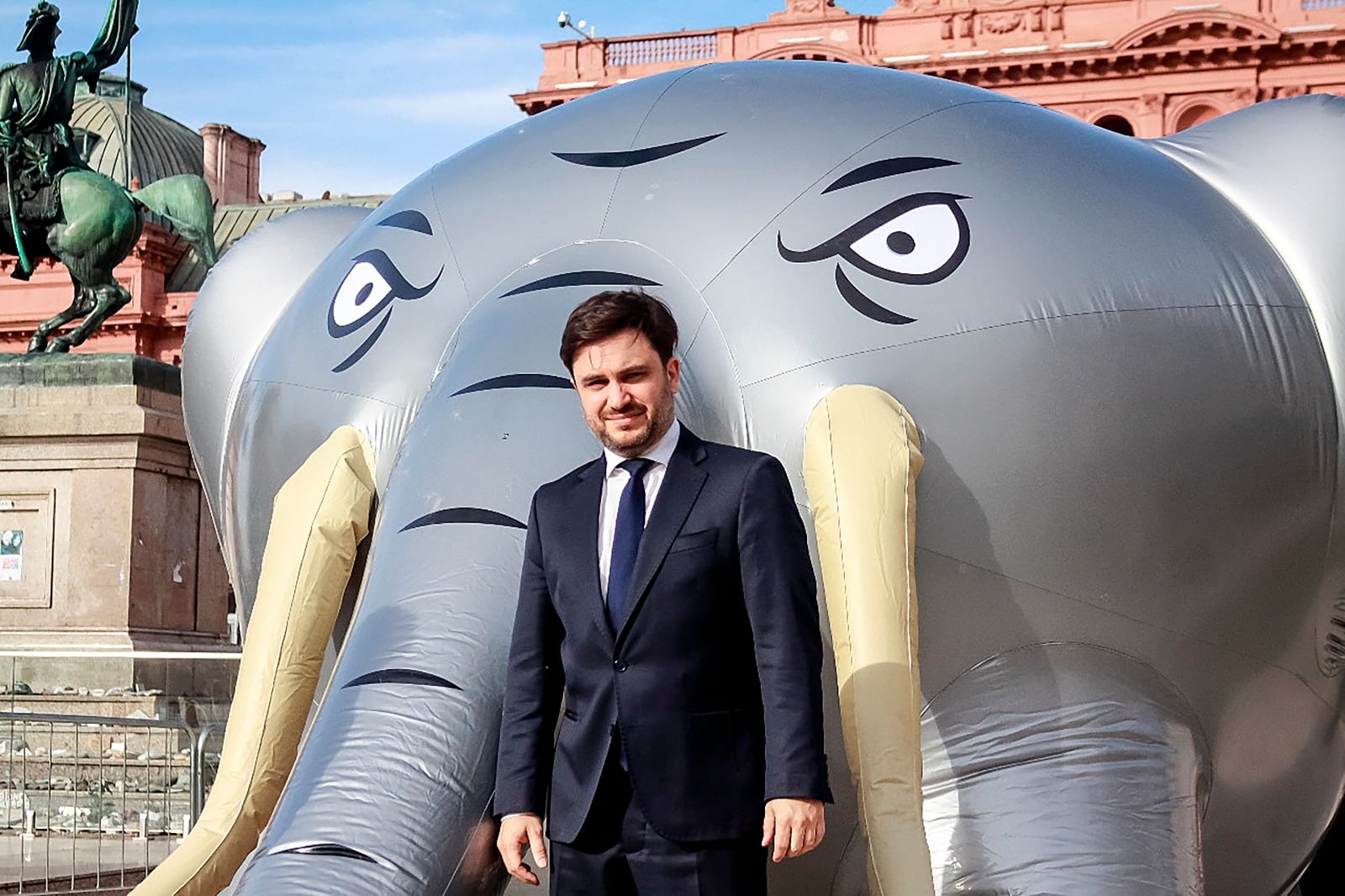 El candidato de Milei con su mascota de plástico. 