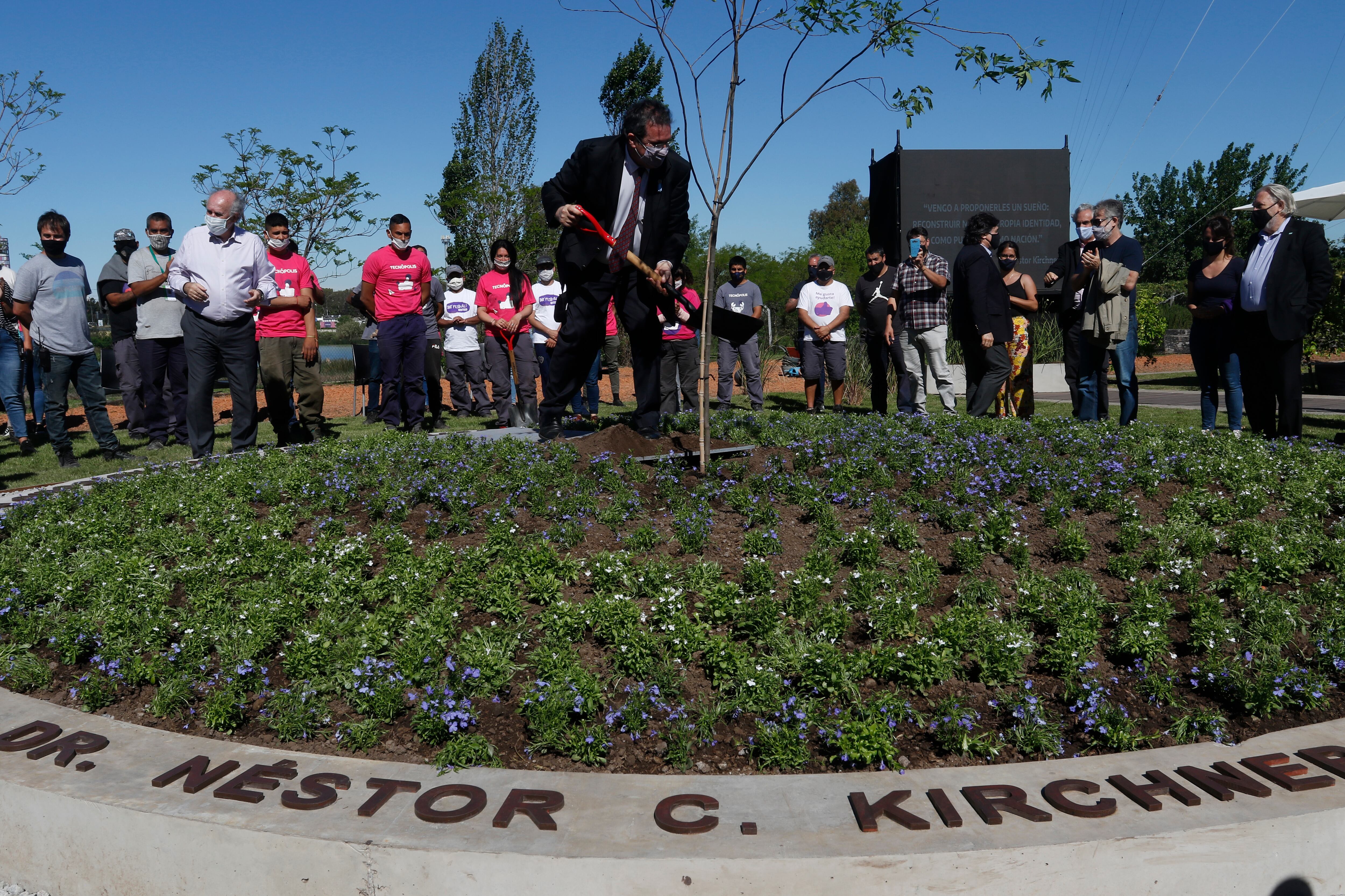 Mil flores y un árbol en Tecnópolis por Néstor Kirchner.