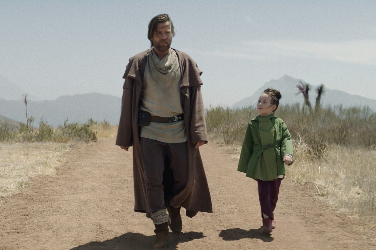 Obi-Wan Kenobi (Ewan McGregor) y Leia Organa (Vivien Lyra Blair), viejos conocidos.