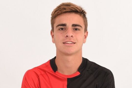 Joaquín Messi es diestro y juega de mediocampista