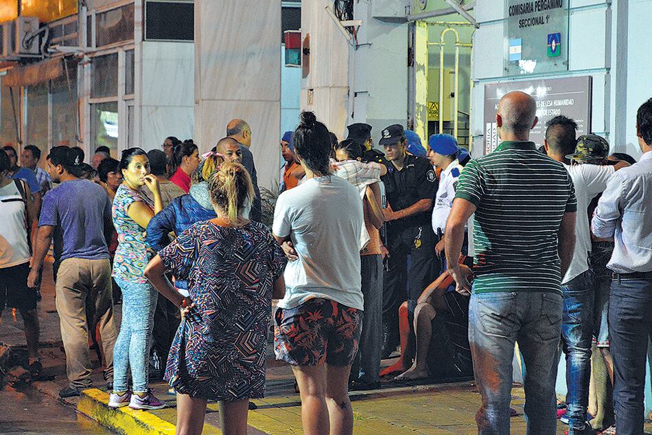 La comisaría alojaba a 19 detenidos; siete murieron en el incendio.