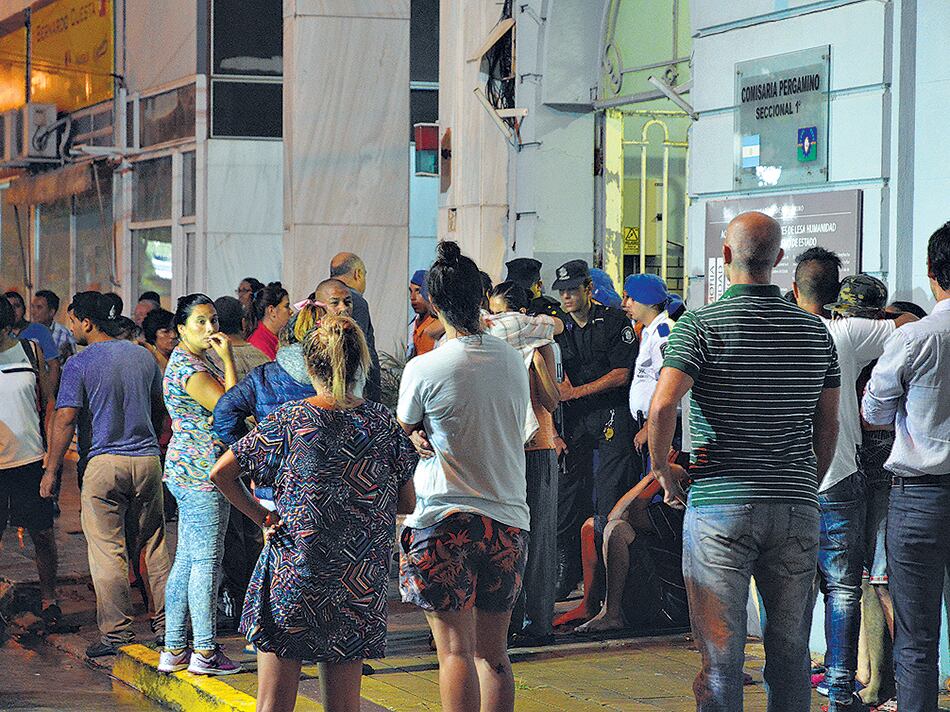 La comisaría alojaba a 19 detenidos; siete murieron en el incendio.