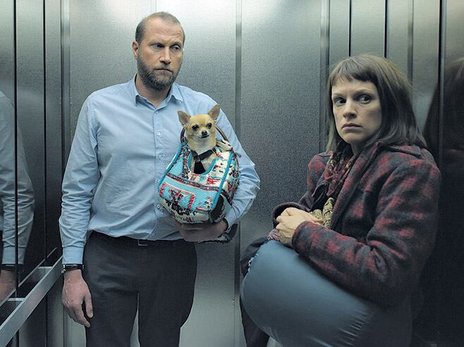 Noticias... está construido desde un primer momento como comedia con pinceladas excéntricas.