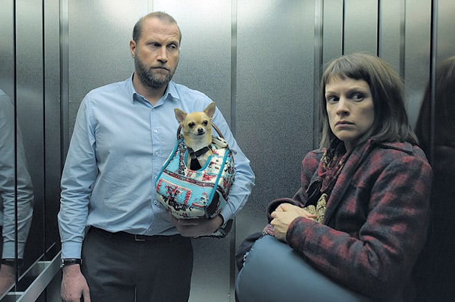 Noticias... está construido desde un primer momento como comedia con pinceladas excéntricas.