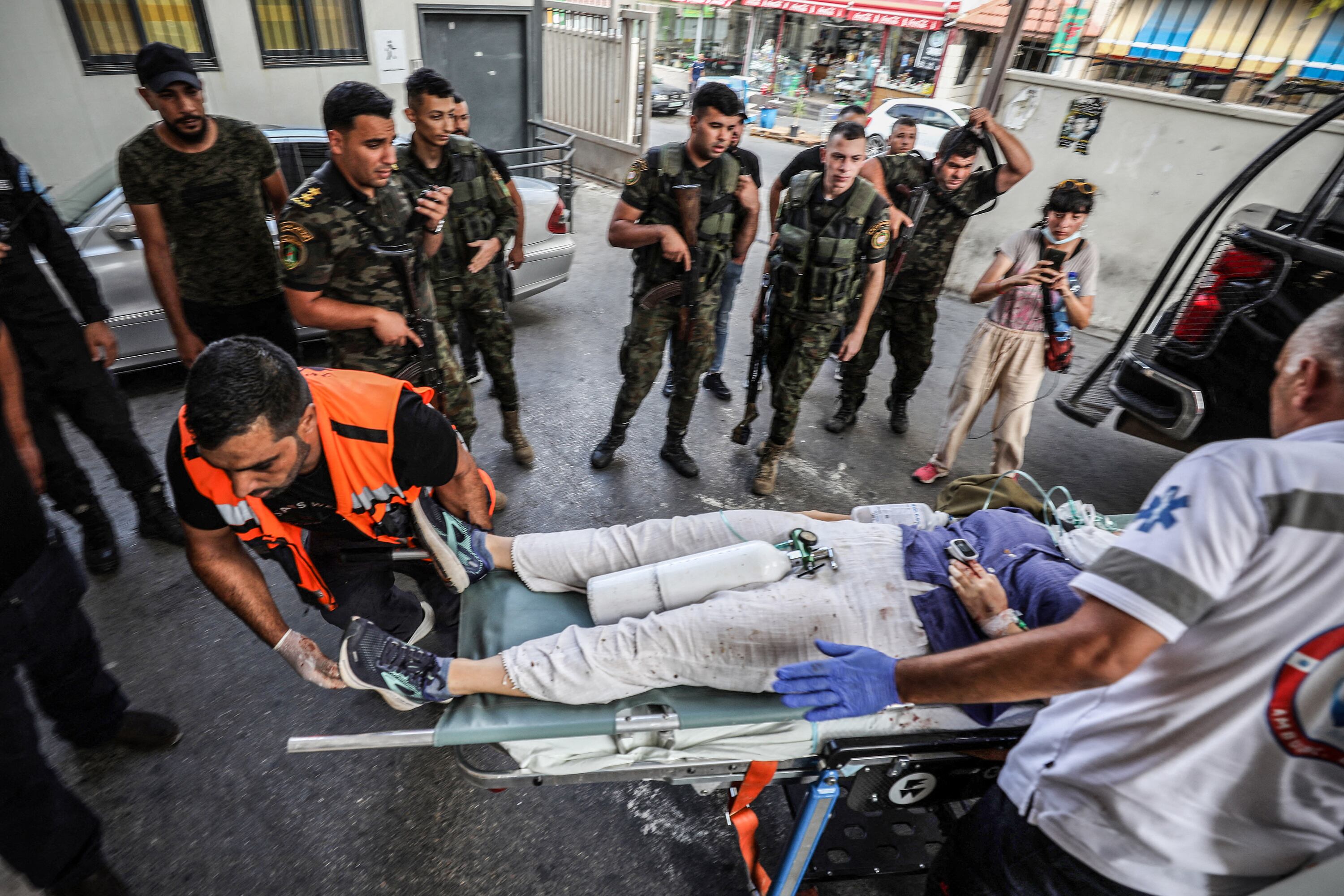 Paramédicos llevan alcudadano estadounidense baleado a un hospital de Nablus.