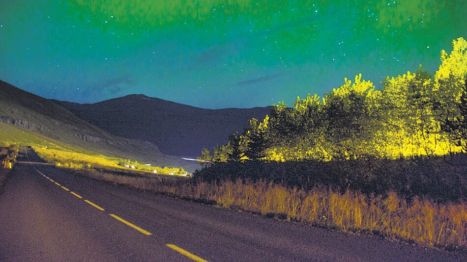 Elusivas pero magníficas, las auroras se presentan como un haz de luz verdosa en el cielo boreal.